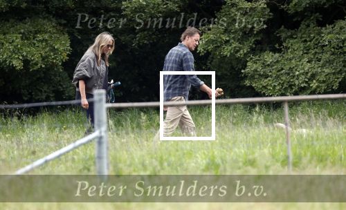 Blaricum 25 mei 2024
Linda de Mol en haar vriend Jeroen Rietbergen gaan met hun twee labradors wandelen op de hei bij Blaricum .
