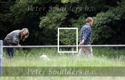 Blaricum 25 mei 2024
Linda de Mol en haar vriend Jeroen Rietbergen gaan met hun twee labradors wandelen op de hei bij Blaricum .