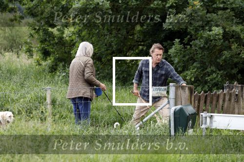 Blaricum 25 mei 2024
Linda de Mol en haar vriend Jeroen Rietbergen gaan met hun twee labradors wandelen op de hei bij Blaricum .