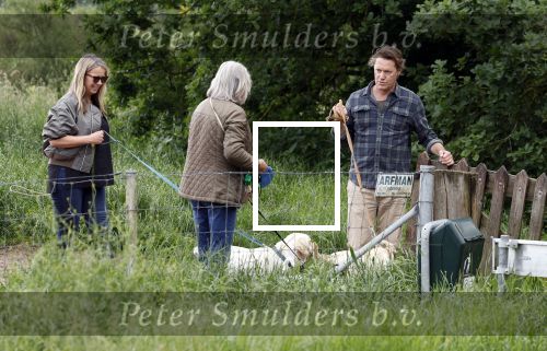 Blaricum 25 mei 2024
Linda de Mol en haar vriend Jeroen Rietbergen gaan met hun twee labradors wandelen op de hei bij Blaricum .