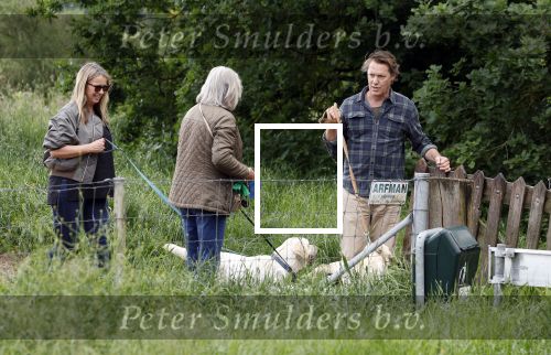 Blaricum 25 mei 2024
Linda de Mol en haar vriend Jeroen Rietbergen gaan met hun twee labradors wandelen op de hei bij Blaricum .