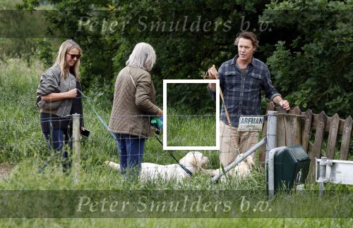 Blaricum 25 mei 2024
Linda de Mol en haar vriend Jeroen Rietbergen gaan met hun twee labradors wandelen op de hei bij Blaricum .