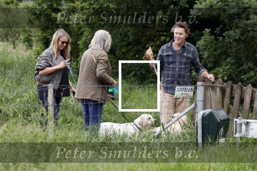 Blaricum 25 mei 2024
Linda de Mol en haar vriend Jeroen Rietbergen gaan met hun twee labradors wandelen op de hei bij Blaricum .