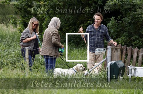 Blaricum 25 mei 2024
Linda de Mol en haar vriend Jeroen Rietbergen gaan met hun twee labradors wandelen op de hei bij Blaricum .