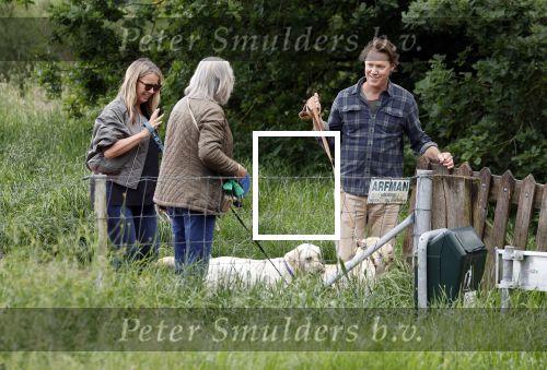 Blaricum 25 mei 2024
Linda de Mol en haar vriend Jeroen Rietbergen gaan met hun twee labradors wandelen op de hei bij Blaricum .