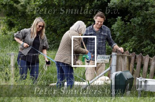 Blaricum 25 mei 2024
Linda de Mol en haar vriend Jeroen Rietbergen gaan met hun twee labradors wandelen op de hei bij Blaricum .