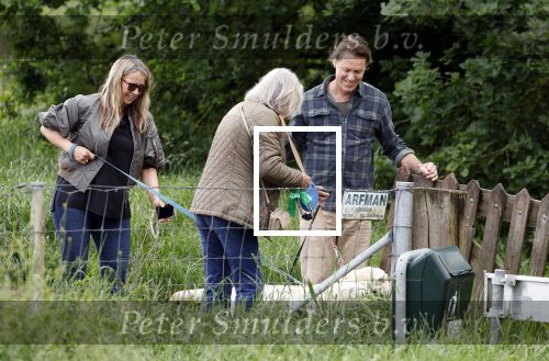 Blaricum 25 mei 2024
Linda de Mol en haar vriend Jeroen Rietbergen gaan met hun twee labradors wandelen op de hei bij Blaricum .