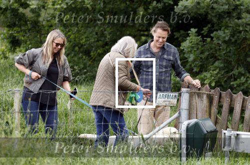 Blaricum 25 mei 2024
Linda de Mol en haar vriend Jeroen Rietbergen gaan met hun twee labradors wandelen op de hei bij Blaricum .