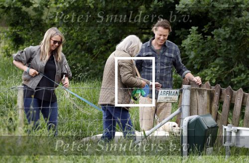 Blaricum 25 mei 2024
Linda de Mol en haar vriend Jeroen Rietbergen gaan met hun twee labradors wandelen op de hei bij Blaricum .
