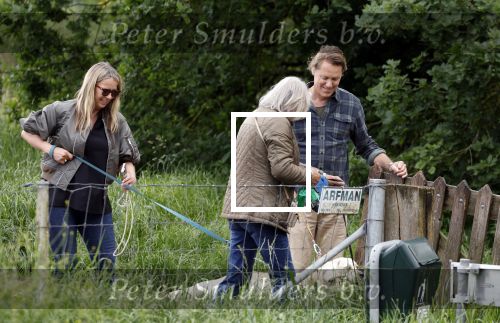 Blaricum 25 mei 2024
Linda de Mol en haar vriend Jeroen Rietbergen gaan met hun twee labradors wandelen op de hei bij Blaricum .