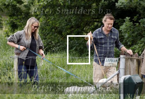 Blaricum 25 mei 2024
Linda de Mol en haar vriend Jeroen Rietbergen gaan met hun twee labradors wandelen op de hei bij Blaricum .