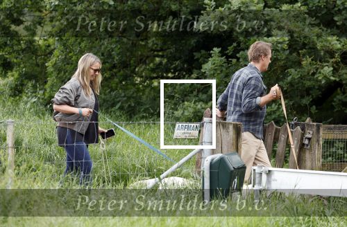 Blaricum 25 mei 2024
Linda de Mol en haar vriend Jeroen Rietbergen gaan met hun twee labradors wandelen op de hei bij Blaricum .