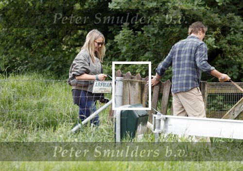 Blaricum 25 mei 2024
Linda de Mol en haar vriend Jeroen Rietbergen gaan met hun twee labradors wandelen op de hei bij Blaricum .