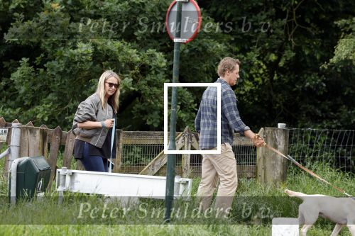 Blaricum 25 mei 2024
Linda de Mol en haar vriend Jeroen Rietbergen gaan met hun twee labradors wandelen op de hei bij Blaricum .