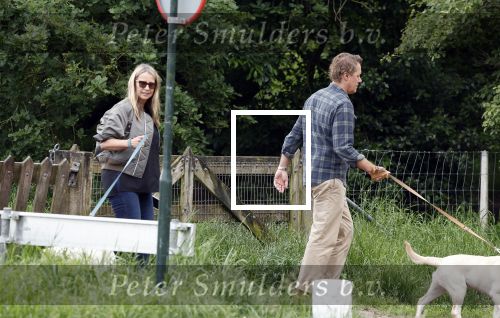 Blaricum 25 mei 2024
Linda de Mol en haar vriend Jeroen Rietbergen gaan met hun twee labradors wandelen op de hei bij Blaricum .