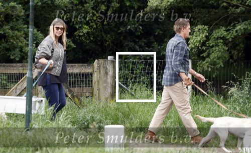 Blaricum 25 mei 2024
Linda de Mol en haar vriend Jeroen Rietbergen gaan met hun twee labradors wandelen op de hei bij Blaricum .