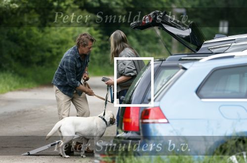 Blaricum 25 mei 2024
Linda de Mol en haar vriend Jeroen Rietbergen gaan met hun twee labradors wandelen op de hei bij Blaricum .