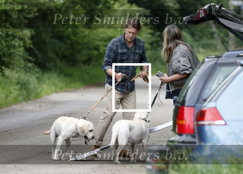 Blaricum 25 mei 2024
Linda de Mol en haar vriend Jeroen Rietbergen gaan met hun twee labradors wandelen op de hei bij Blaricum .