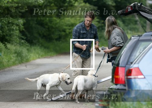 Blaricum 25 mei 2024
Linda de Mol en haar vriend Jeroen Rietbergen gaan met hun twee labradors wandelen op de hei bij Blaricum .