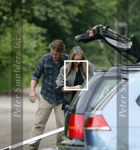 Blaricum 25 mei 2024
Linda de Mol en haar vriend Jeroen Rietbergen gaan met hun twee labradors wandelen op de hei bij Blaricum .