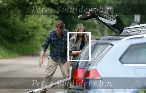 Blaricum 25 mei 2024
Linda de Mol en haar vriend Jeroen Rietbergen gaan met hun twee labradors wandelen op de hei bij Blaricum .