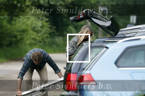 Blaricum 25 mei 2024
Linda de Mol en haar vriend Jeroen Rietbergen gaan met hun twee labradors wandelen op de hei bij Blaricum .