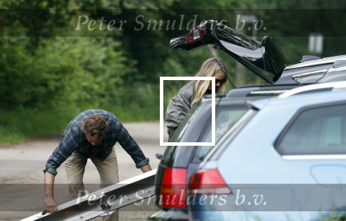 Blaricum 25 mei 2024
Linda de Mol en haar vriend Jeroen Rietbergen gaan met hun twee labradors wandelen op de hei bij Blaricum .
