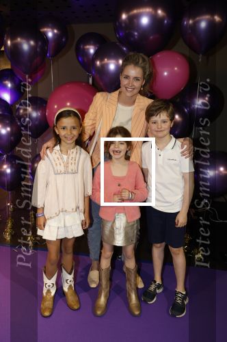 Amsterdam 11 mei 2024
Premiere Fantasievriendjes in Pathe Arena . Liza Sips met kinderen en een vriendin