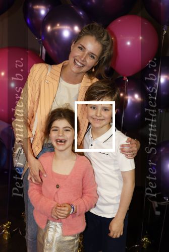 Amsterdam 11 mei 2024
Premiere Fantasievriendjes in Pathe Arena . Liza Sips met kinderen en een vriendin