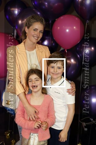 Amsterdam 11 mei 2024
Premiere Fantasievriendjes in Pathe Arena . Liza Sips met kinderen en een vriendin