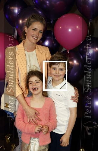 Amsterdam 11 mei 2024
Premiere Fantasievriendjes in Pathe Arena . Liza Sips met kinderen en een vriendin