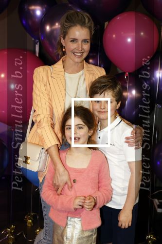 Amsterdam 11 mei 2024
Premiere Fantasievriendjes in Pathe Arena . Liza Sips met kinderen en een vriendin