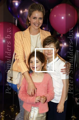 Amsterdam 11 mei 2024
Premiere Fantasievriendjes in Pathe Arena . Liza Sips met kinderen en een vriendin