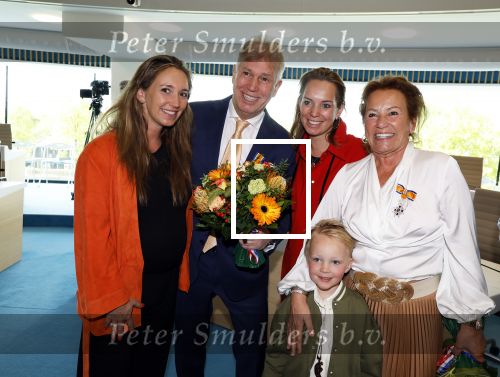 Ede, 26 April 2024
Koninklijke onderscheidingen voor
Marcel Boekhoorn enMarlies Boekhoorn
Burgemeester Rene Verhulst
Marcel Boekhoorn en Marlies Boekhoorn met dochters