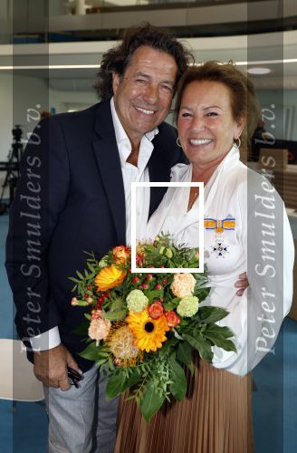 Ede, 26 April 2024
Koninklijke onderscheidingen voor
Marcel Boekhoorn enMarlies Boekhoorn
Burgemeester Rene Verhulst
Marlies Boekhoorn met haar partner Eric v Heeswijk