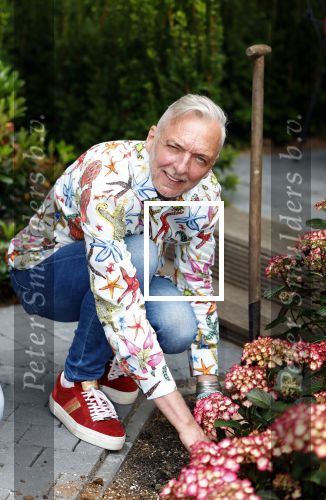 Noordwijk 24 mei 2024
Erica Meiland en Martien Meiland planten bijzondere hortensiaâ€™s in de tuin van hun Boutique Pension Code RosÃ©.