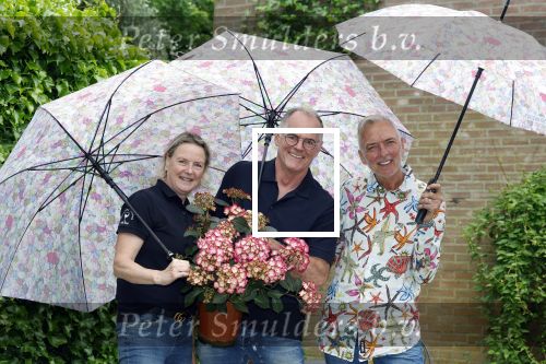 Noordwijk 24 mei 2024
Erica Meiland en Martien Meiland planten bijzondere hortensiaâ€™s in de tuin van hun Boutique Pension Code RosÃ©.
