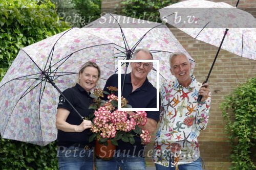 Noordwijk 24 mei 2024
Erica Meiland en Martien Meiland planten bijzondere hortensiaâ€™s in de tuin van hun Boutique Pension Code RosÃ©.