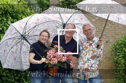 Noordwijk 24 mei 2024
Erica Meiland en Martien Meiland planten bijzondere hortensiaâ€™s in de tuin van hun Boutique Pension Code RosÃ©.