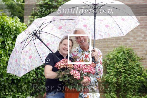 Noordwijk 24 mei 2024
Erica Meiland en Martien Meiland planten bijzondere hortensiaâ€™s in de tuin van hun Boutique Pension Code RosÃ©.