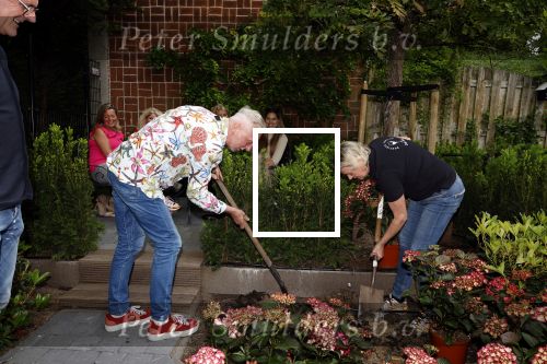 Noordwijk 24 mei 2024
Erica Meiland en Martien Meiland planten bijzondere hortensiaâ€™s in de tuin van hun Boutique Pension Code RosÃ©.