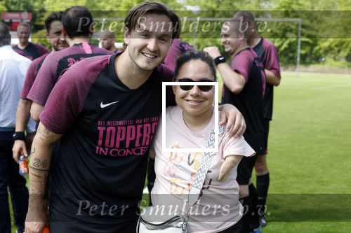 Amsterdam 18 mei 2024
Rene Froger speelt mijn zijn Toppers team tegen het only Friend team . In Rene zijn team spelen oa Maxim Froger Danny Froger en Danilo Kuiters . Ook Natasja Froger was natuurlijk aanwezig..