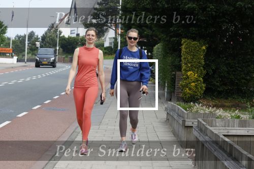 Noordwijk 23 mei 2024
Maxime Meiland en haar zus Montana Meiland zijn na het sporten nog even een kopje koffie gaan drinken bij hun ouders Martien en Erica meiland.