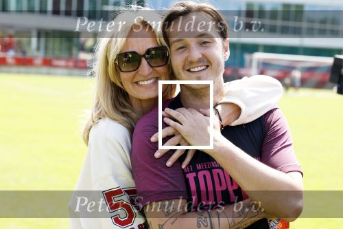 Amsterdam 18 mei 2024
Rene Froger speelt mijn zijn Toppers team tegen het only Friend team . In Rene zijn team spelen oa Maxim Froger Danny Froger en Danilo Kuiters . Ook Natasja Froger was natuurlijk aanwezig..