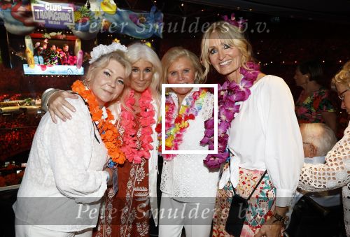 Amsterdam 25 mei 2024
Feestje na concert van de Toppers in de Johan Cruijff Arena. Natasja Froger met moeder en Julie Forsyth