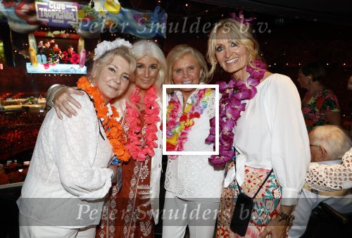 Amsterdam 25 mei 2024
Feestje na concert van de Toppers in de Johan Cruijff Arena. Natasja Froger met moeder en Julie Forsyth