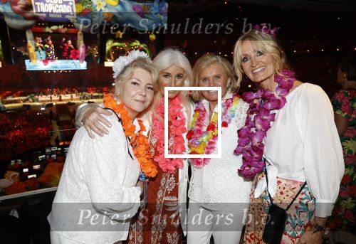 Amsterdam 25 mei 2024
Feestje na concert van de Toppers in de Johan Cruijff Arena. Natasja Froger met moeder en Julie Forsyth