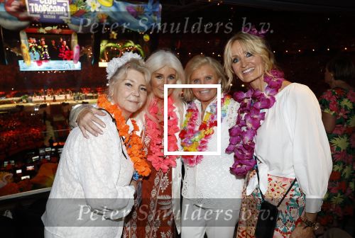 Amsterdam 25 mei 2024
Feestje na concert van de Toppers in de Johan Cruijff Arena. Natasja Froger met moeder en Julie Forsyth