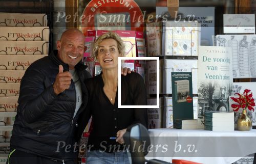 Amsterdam 11 mei 2024
Schrijfster Patricia Snel bij signeersessie met grote fan Tim di Grasso