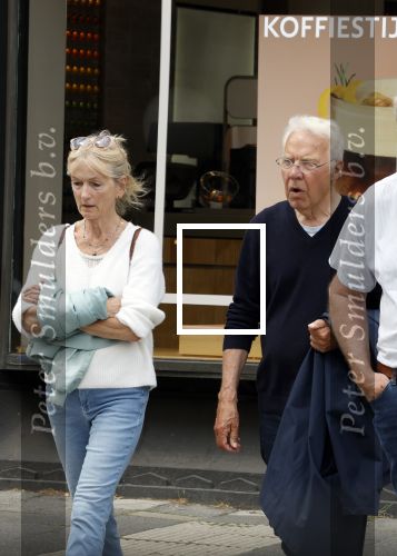 Amsterdam 15 mei 2024
Paul Witteman en zijn vrouw wandelend door Amsterdam zuid.